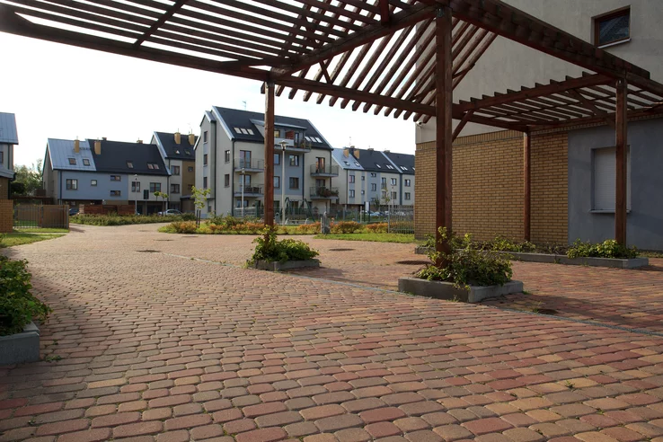 Kostka brukowa Nostalite Polbruk Barwy Jesieni (Złoto-Czerwono-Brązowy) Realizacja Realizacja wykonana z użyciem kostki brukowej Nostalite firmy Polbruk w kolorze Barw Jesieni (Złoto-Czerwono-Brązowy).